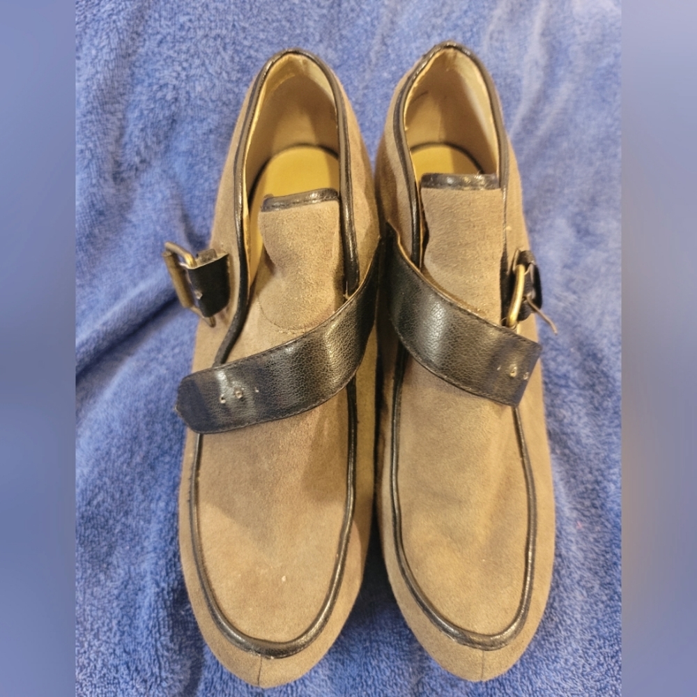 Levity “Spicy” Olive Green Suede Leather Wedge Booties. Size 10